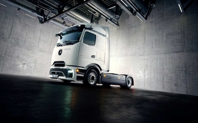 Mercedes-Benz Trucks estrena el eActros Lowliner para mover toneladas de volumen
