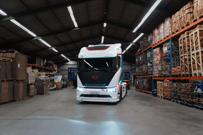 Tractocamión eléctrico BYD ETT 44 dentro de un almacén
