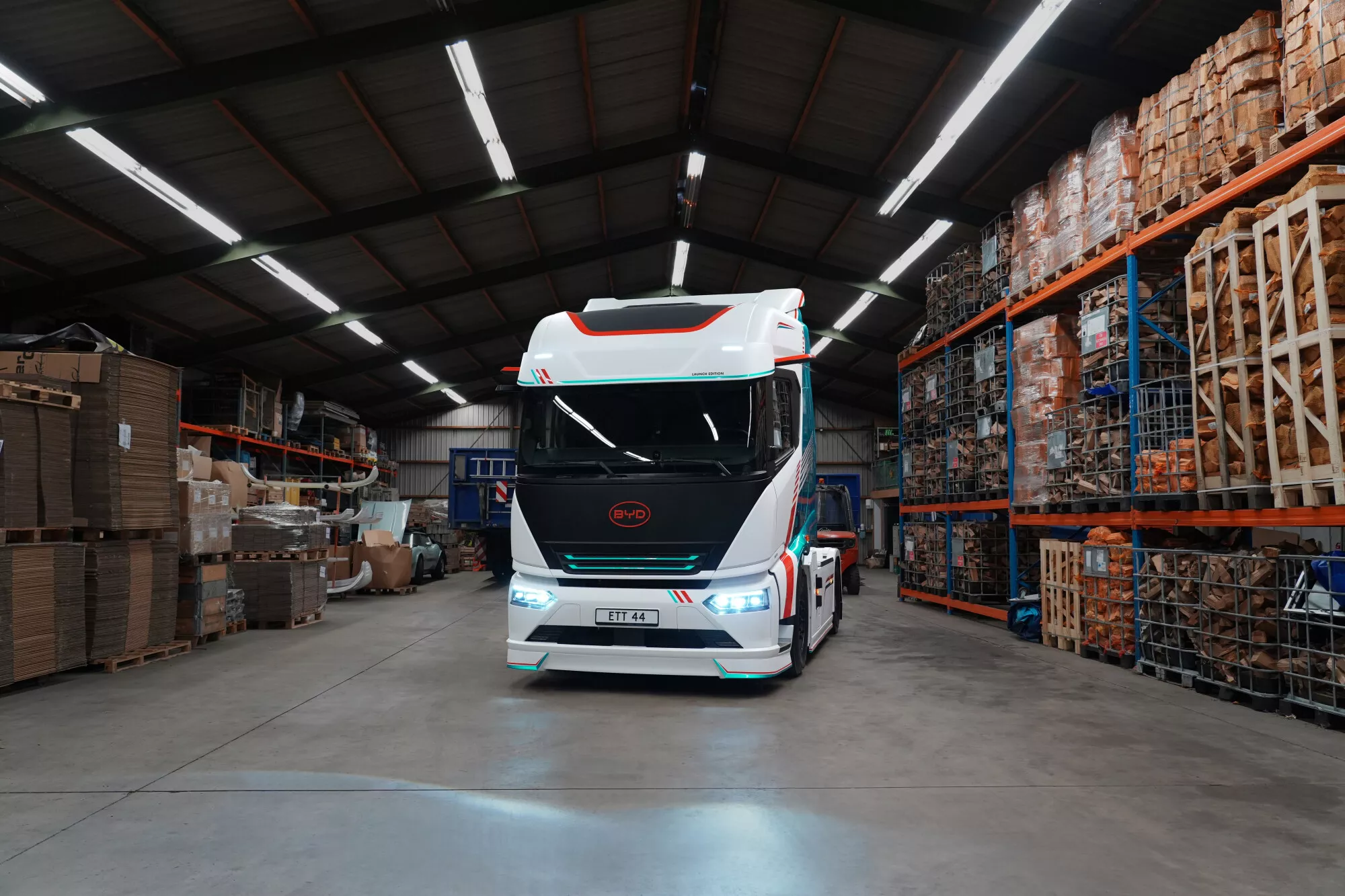 Tractocamión eléctrico BYD ETT 44 dentro de un almacén