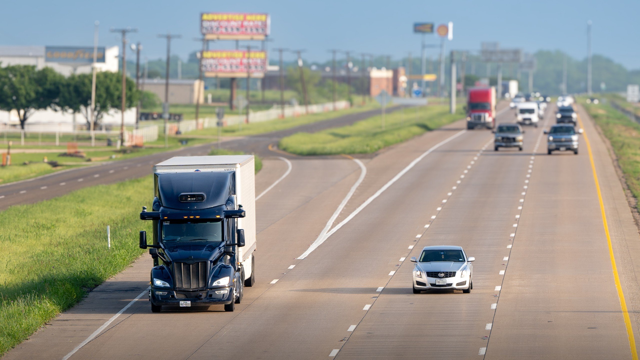Tractocamión autónomo de Aurora circulando por una carretera de Texas