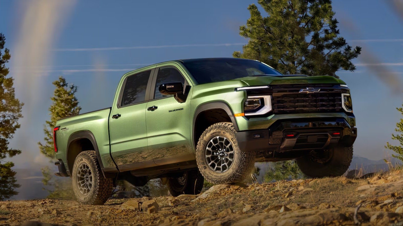 Pickup Chevrolet Silverado 1500 2027 en color verde sobre un camino de terracería
