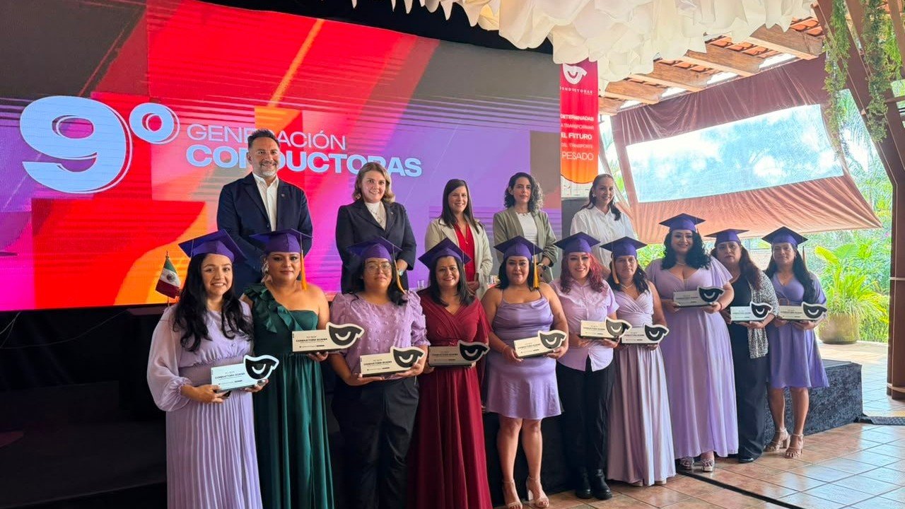 Graduadas de la novena generación de Conductoras Scania en Guadalajara