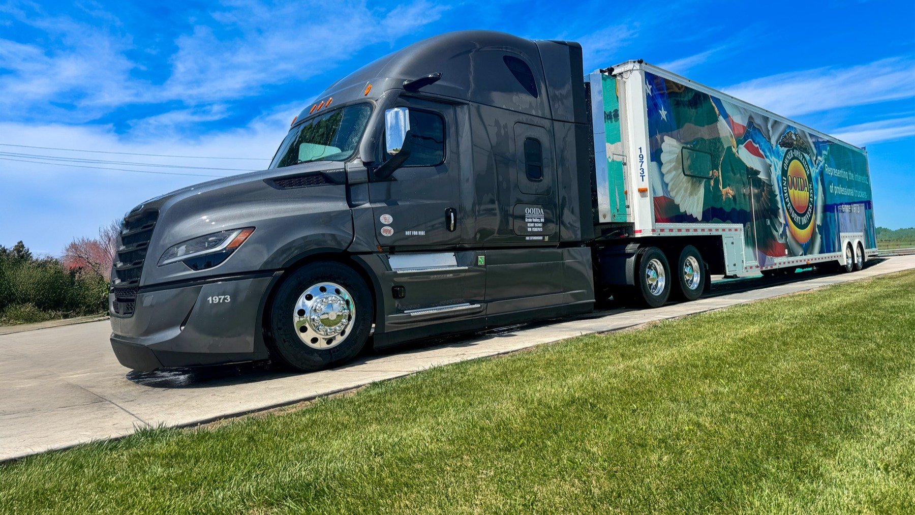 Tractocamión Freightliner Cascadia de quinta generación con remolque, vista frontal de tres cuartos