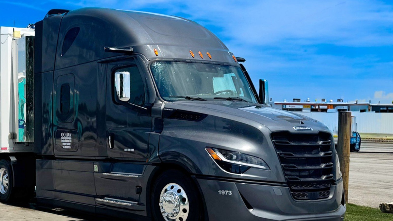 Tractocamión Freightliner Cascadia de quinta generación estacionado, vista de tres cuartos