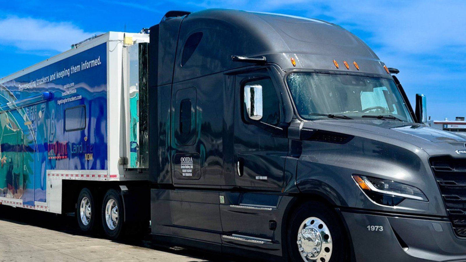 Tractocamión Freightliner Cascadia de quinta generación estacionado, vista lateral