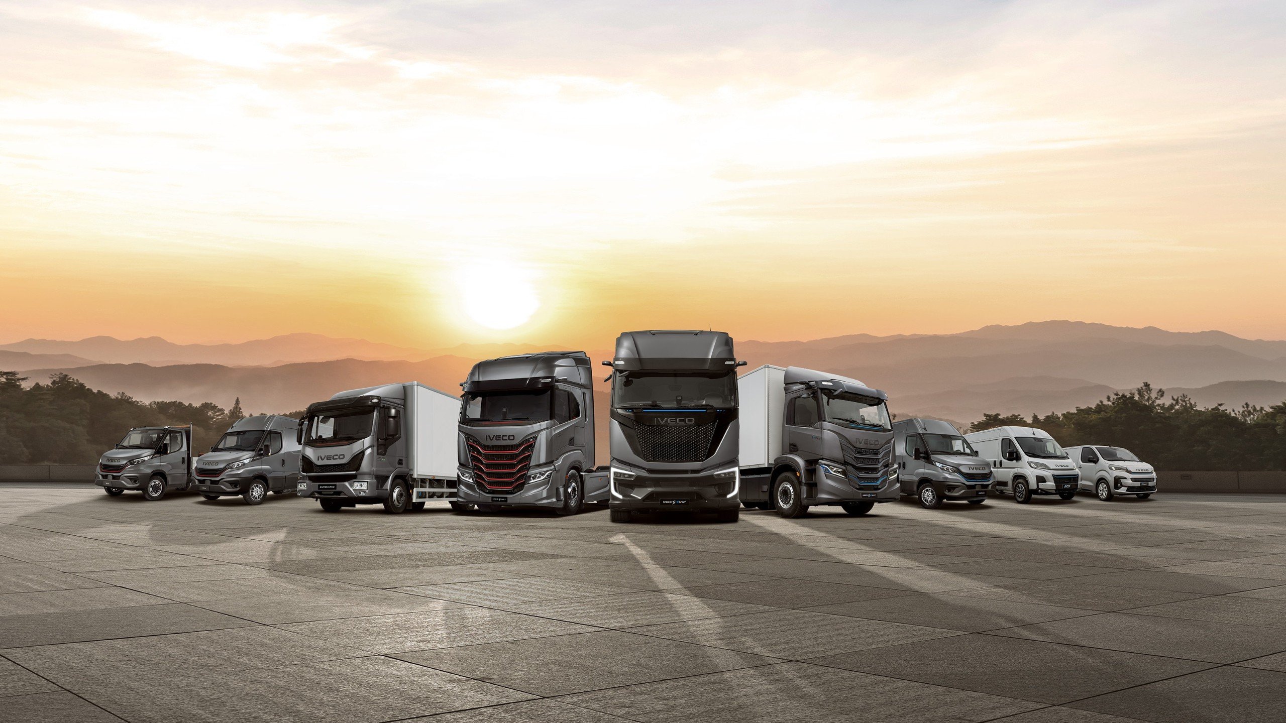 Gama de camiones, vans y tractocamiones Iveco al atardecer