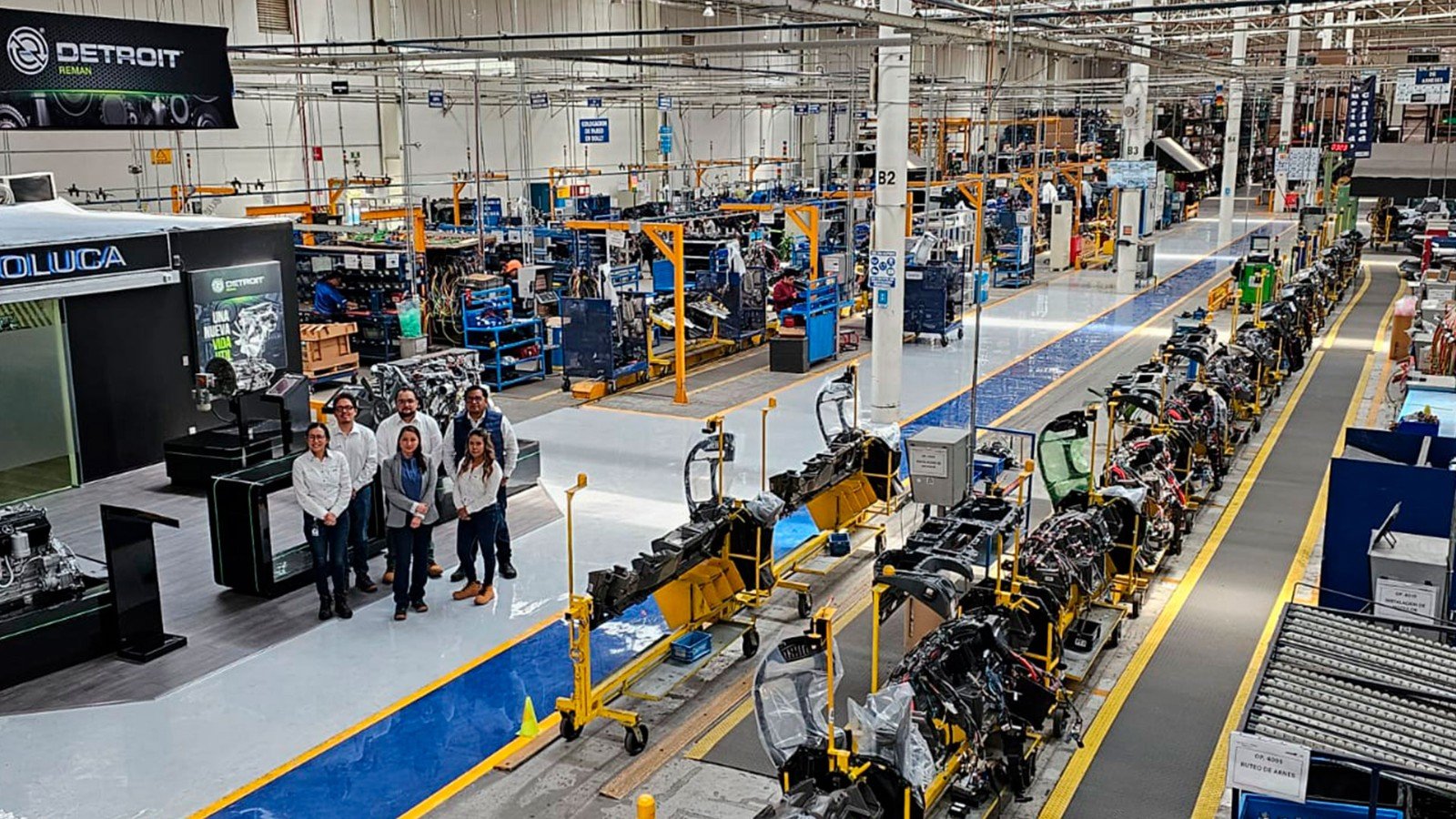 Línea de producción de Daimler Truck México en su planta de Toluca, con componentes Detroit