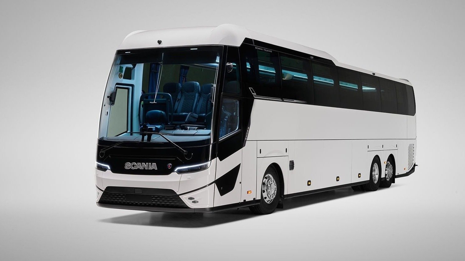Nueva generación del autocar Scania Touring en color blanco, vista frontal de tres cuartos