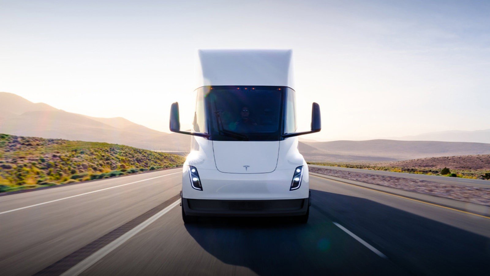 Tractocamión eléctrico Tesla Semi en carretera, vista frontal de tres cuartos