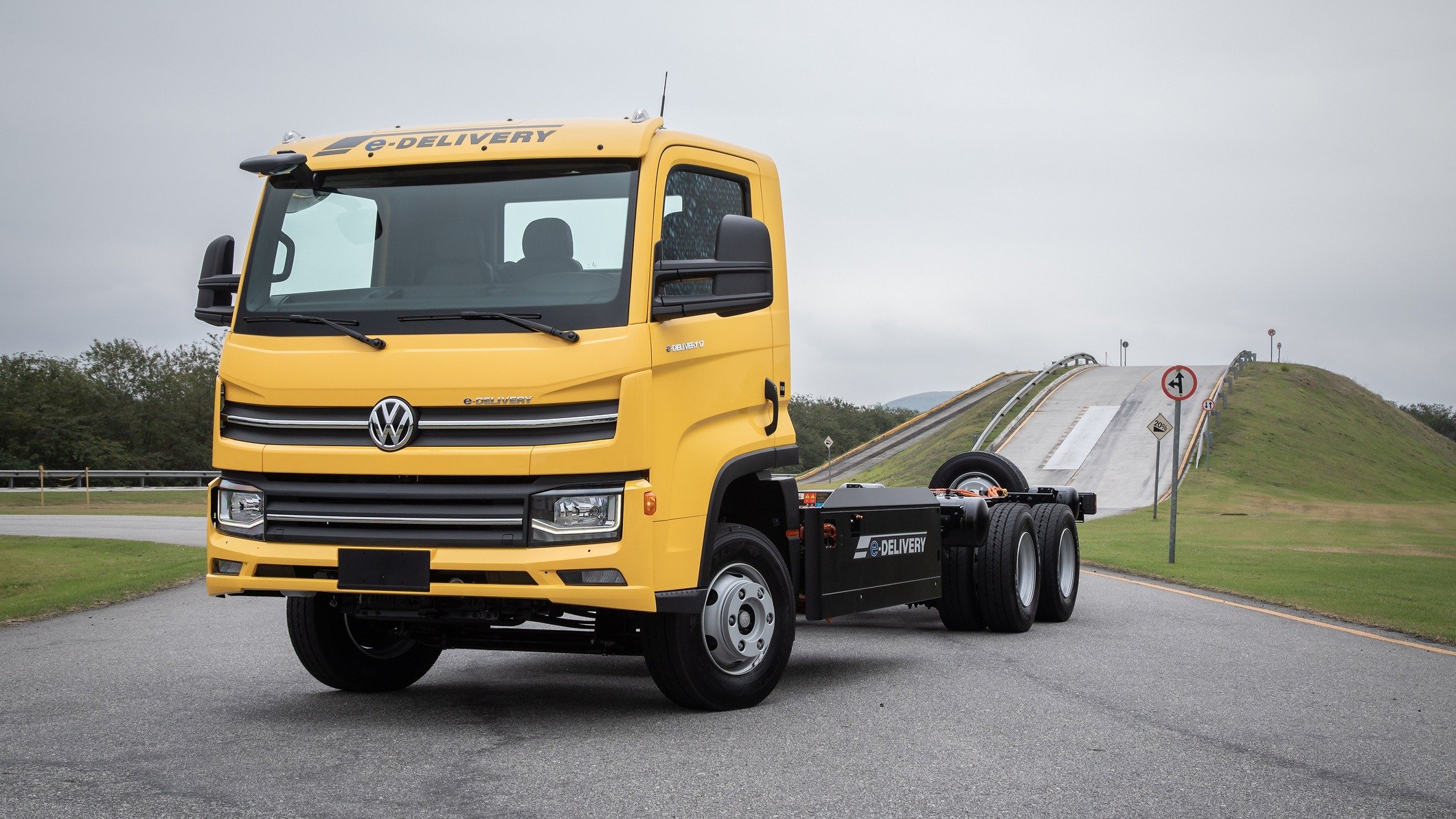 Camión eléctrico Volkswagen e-Delivery de nueva generación, vista frontal de tres cuartos