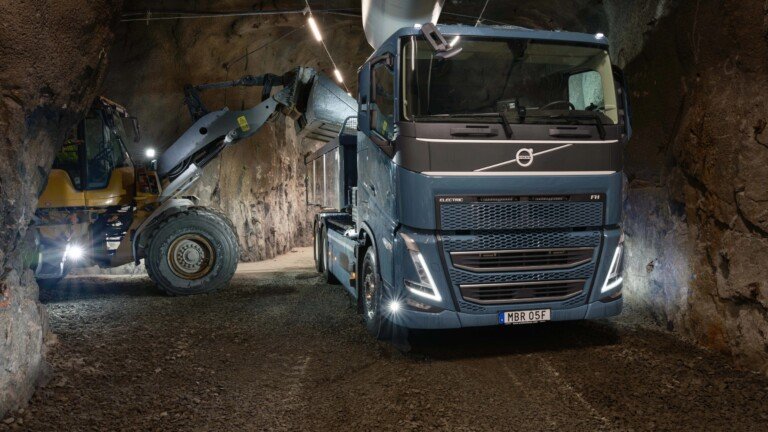Camión Volvo FH Electric cargado por un cargador Volvo dentro de una mina subterránea