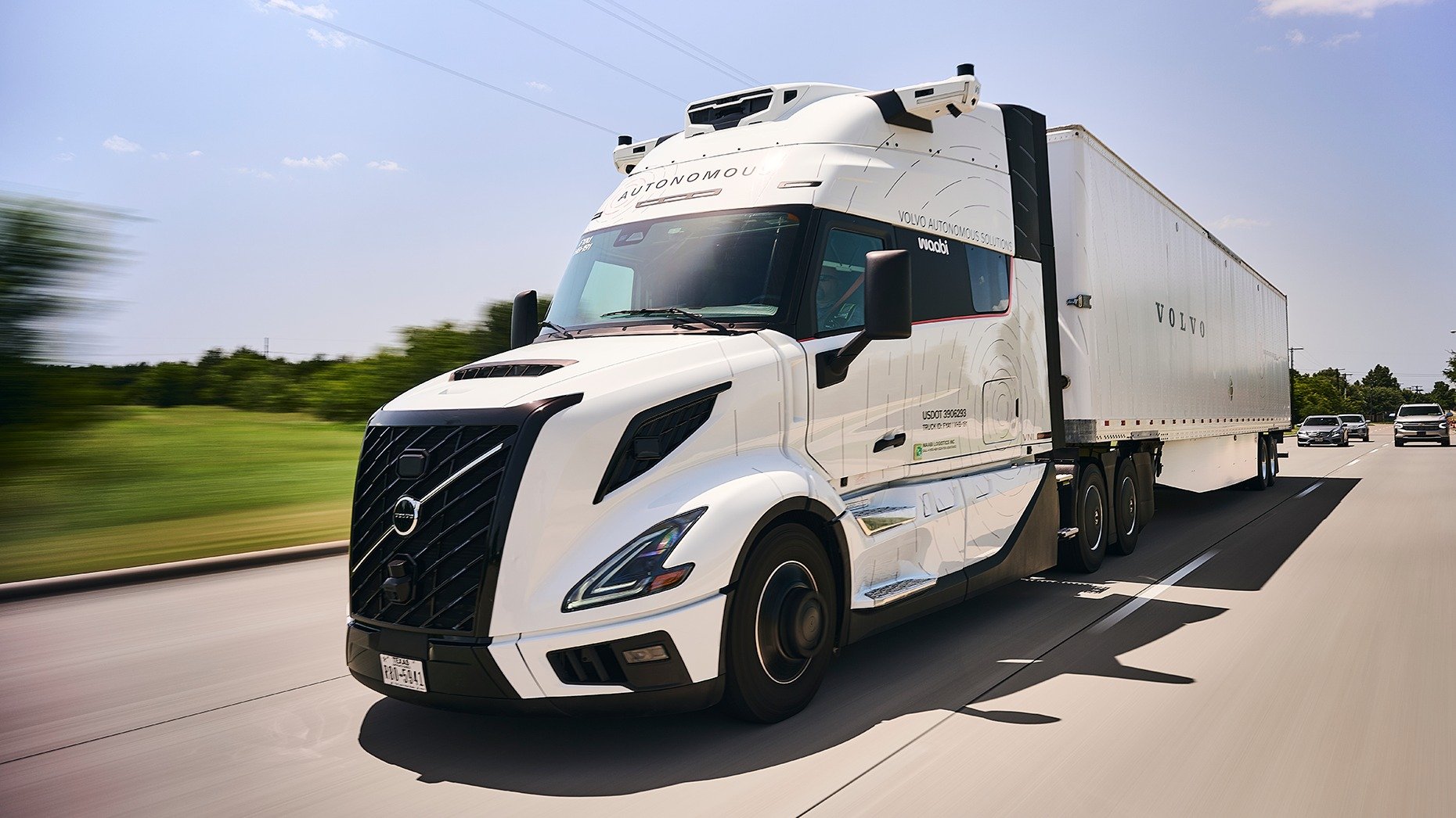Tractocamión Volvo VNL Autonomous con el sistema Waabi Driver en carretera de Texas