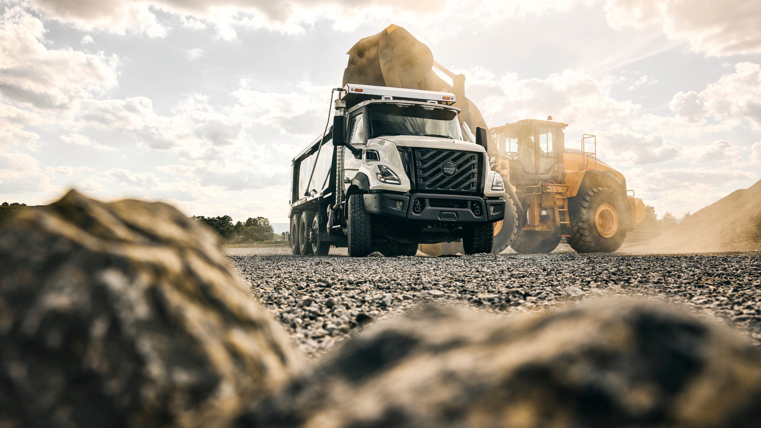 Nuevo Volvo VNX de volteo cargado por un cargador frontal Volvo en una obra